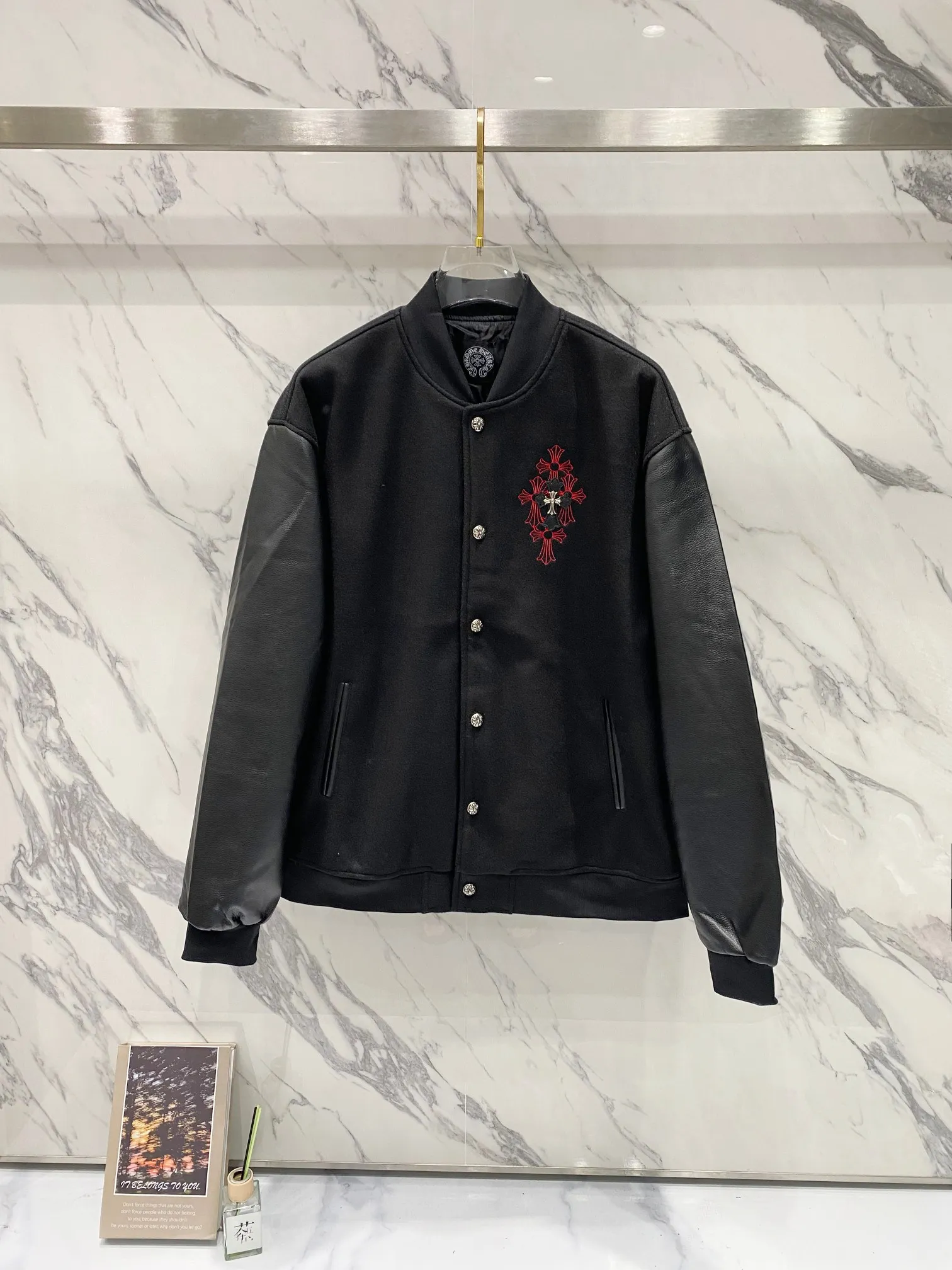 P410 Chromehearts New Crow Heart Horseshoe Cross Baseball Jacket Customized Woolen Fabric Spliced PU Leather Sleeves Heavy Design Exclusive Customized Cross Metal Decoration Full of Dark Style 🔥 Loose Fit Very Handsome for Men and Women Red Label Cross Size: S M L XL (176 145 wear M) S M L 75 77 Sleeve length 65 66 67 68 Shoulder width 54 55 56 57